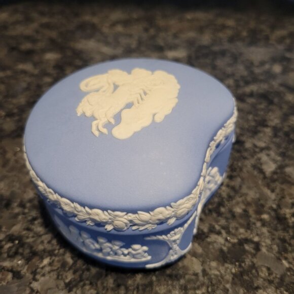 Vintage Wedgwood Blue Jasperware Trinket Box Heart Shaped Cherub Design 3" - Picture 2 of 16